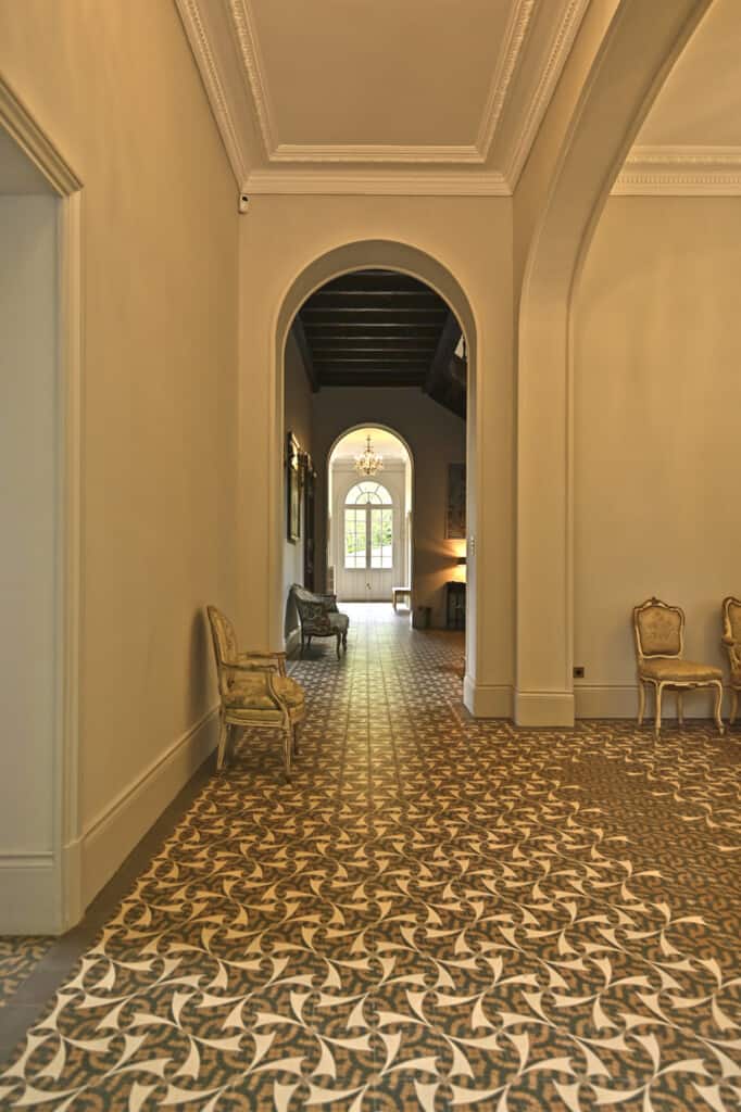 Bellevue - L’intérieur de ce château du 19ème siècle a été repensé pour lui rendre sa cohérence et son allure d’origine, et en faire un lieu chaleureux où recevoir famille et amis. Emmanuelle Ducret - Designer d'Intérieur