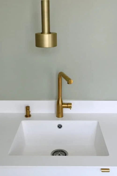 Plan vasque en corian réalisé sur-mesure pour la cuisine du projet d’architecture d’intérieur Château Rouge-Emmanuelle Ducret-Designer d’intérieur