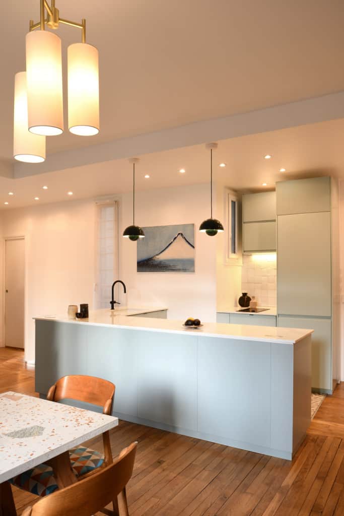 Arago - Cet appartement parisien nécessitait une rénovation totale. Ses espaces ont été entièrement repensés pour apporter de la clarté, un esprit de légèreté. Emmanuelle Ducret - Designer d'Intérieur