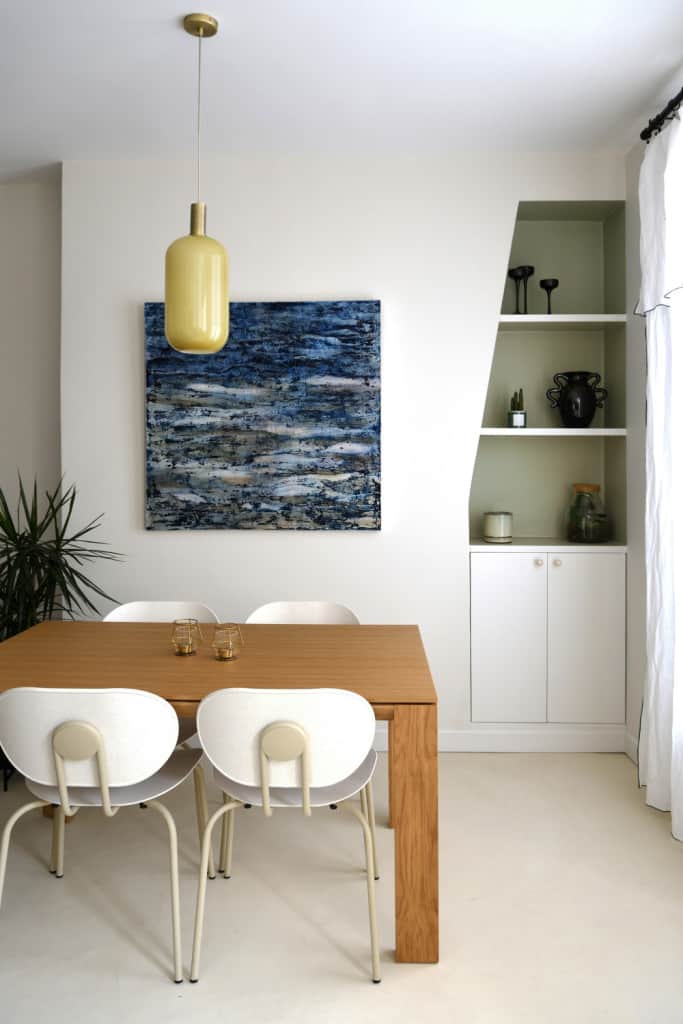 Château Rouge - Cet appartement du 18ème arrondissement de Paris a été entièrement rénové. L’ entrée a été imaginée comme une boîte colorée entièrement peinte dans un beau vert enveloppant. Emmanuelle Ducret - Designer d'Intérieur