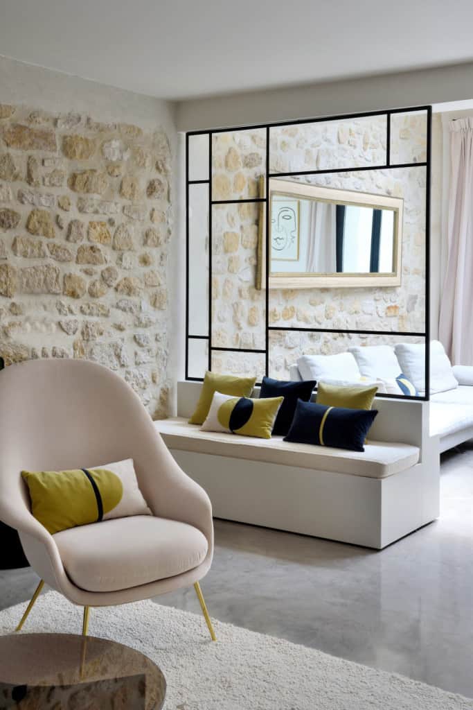 Jourdain - Une maison de famille pour vivre en ville loin du tumulte et de l’agitation, comme un havre. Il s’agissait ici de mettre en valeur ses beaux volumes tout en délimitant l’espace et ses fonctions, et conserver le charme des pierres apparentes. Emmanuelle Ducret - Designer d'Intérieur